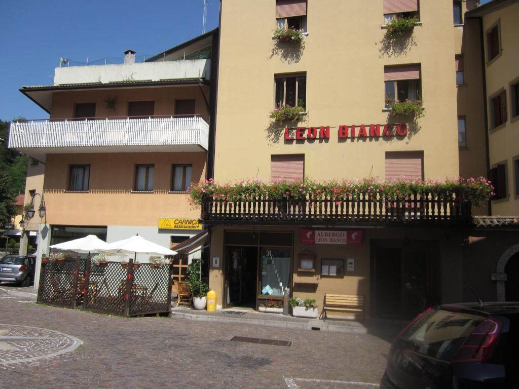 Albergo Leon Bianco Moggio Udinese エクステリア 写真