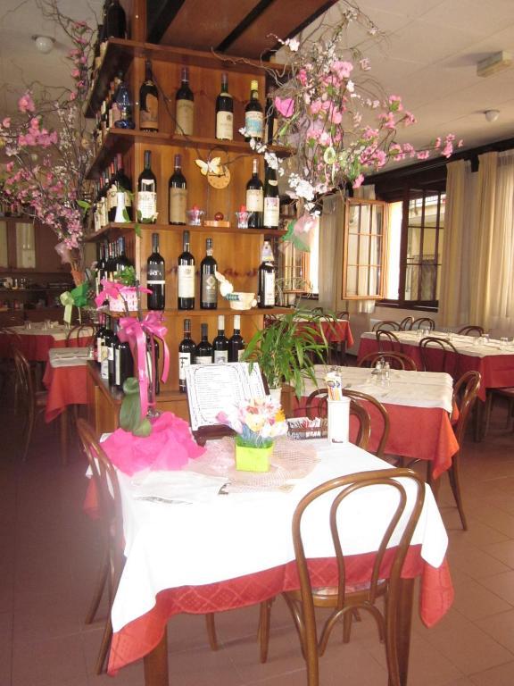 Albergo Leon Bianco Moggio Udinese エクステリア 写真